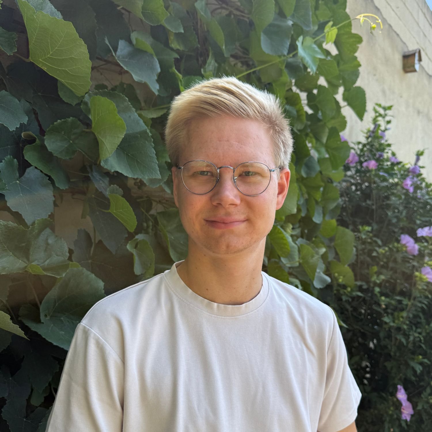 Porträtfoto von Erik Engler vor einer begrünten Hauswand